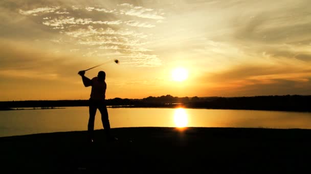 Чоловічий гравець в гольф грає в гольф — стокове відео