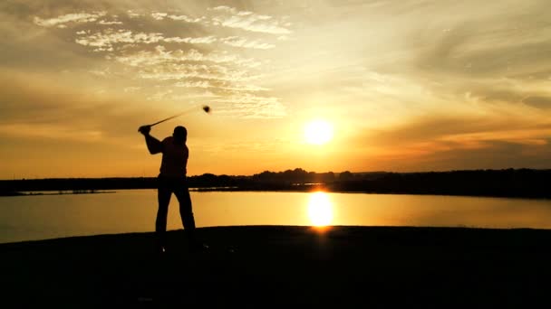 Jugador de golf masculino jugando al golf — Vídeo de stock