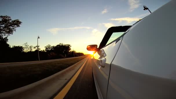 Viaje por carretera en coche cabriolet de lujo — Vídeos de Stock