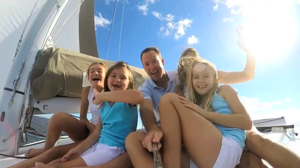 Padres con hijas divirtiéndose en yate — Vídeo de stock