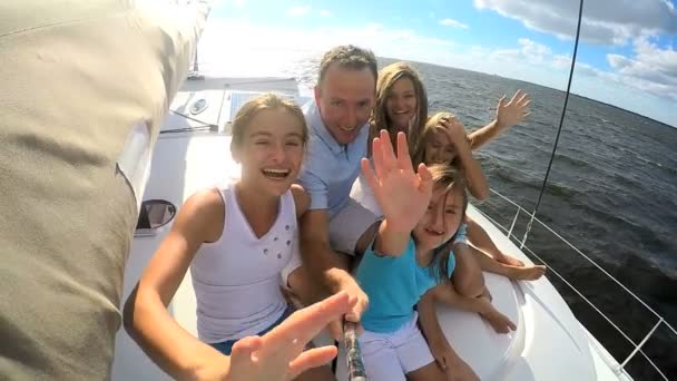 Родители с дочерьми веселятся на яхте — стоковое видео