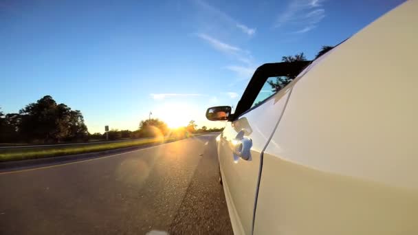 Viaje por carretera en coche cabriolet de lujo — Vídeos de Stock
