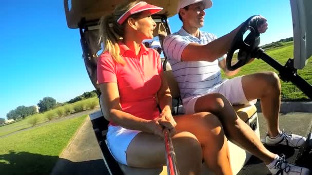 Couple de joueurs de golf conduisant chariot buggy — Video