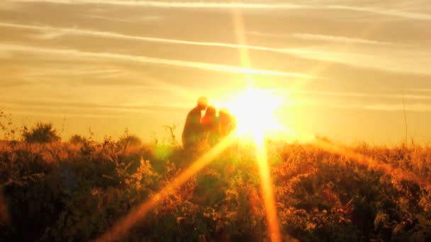 Parents with daughters having fun on meadow — Stock Video