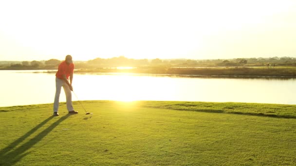 Männlicher Golfspieler beim Golfspielen — Stockvideo