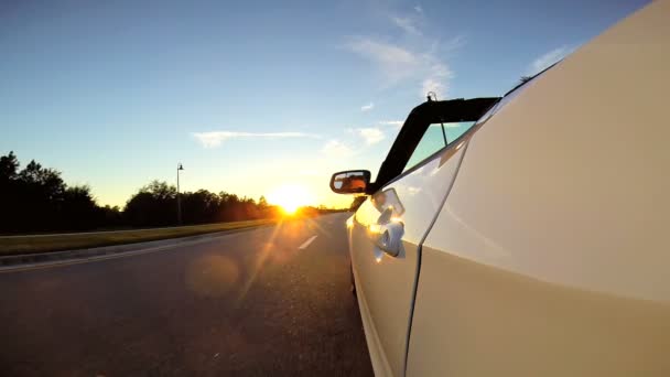 Viaje por carretera en coche cabriolet de lujo — Vídeos de Stock