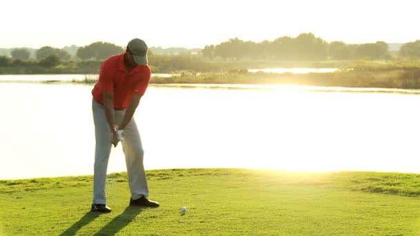 Jugador de golf masculino jugando al golf — Vídeo de stock