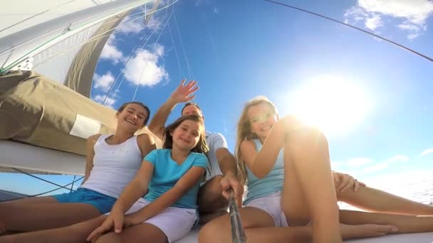 Parents avec filles s'amuser sur yacht — Video