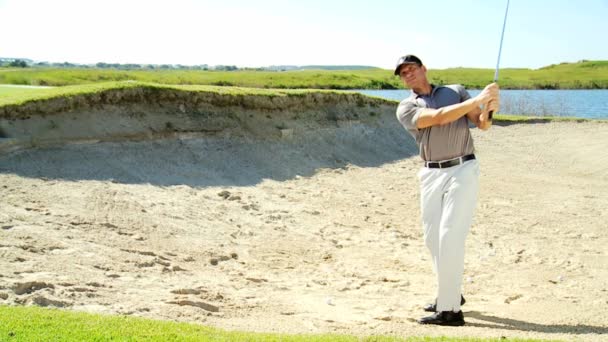 Jugador de golf masculino jugando al golf — Vídeo de stock