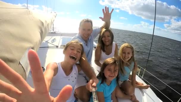 Parents avec filles s'amuser sur yacht — Video