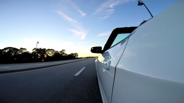 Viaje por carretera en coche cabriolet de lujo — Vídeo de stock