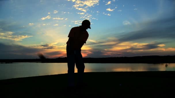 Jogador de golfe masculino jogando golfe — Vídeo de Stock