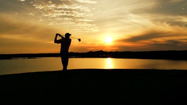 Giocatore di golf maschile giocare a golf — Video Stock