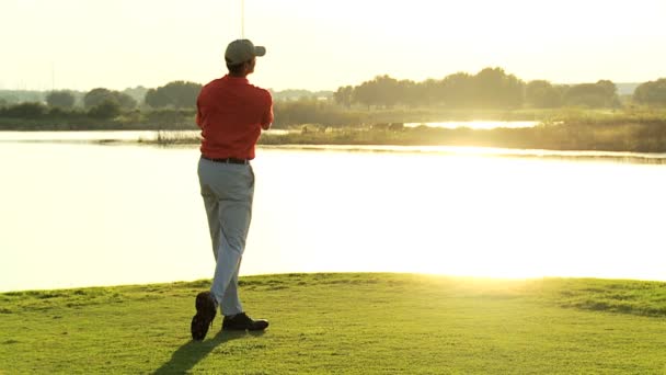 Jugador de golf masculino jugando al golf — Vídeo de stock