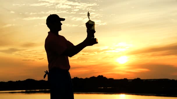 Jugador de golf profesional celebrando su victoria — Vídeo de stock