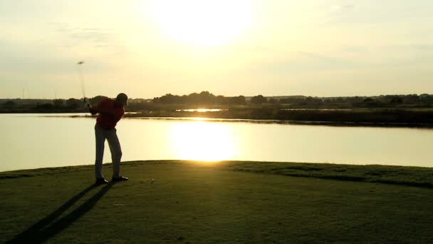 Jugador de golf masculino jugando al golf — Vídeos de Stock