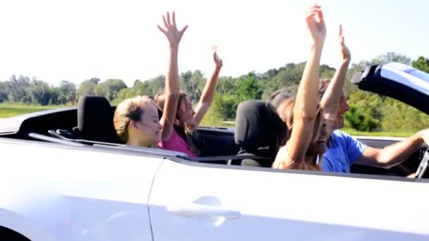 Familia de vacaciones en coche cabriolet — Vídeo de stock