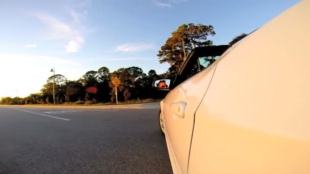 Viaje por carretera en coche cabriolet de lujo — Vídeos de Stock