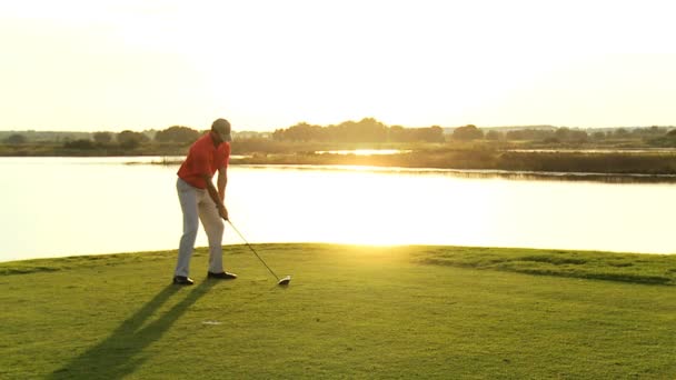Jugador de golf masculino jugando al golf — Vídeo de stock