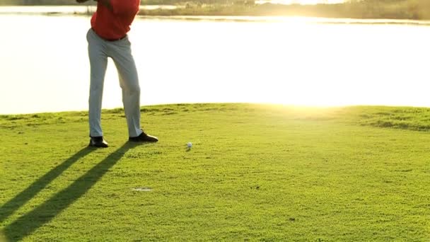 Чоловічий гравець в гольф грає в гольф — стокове відео