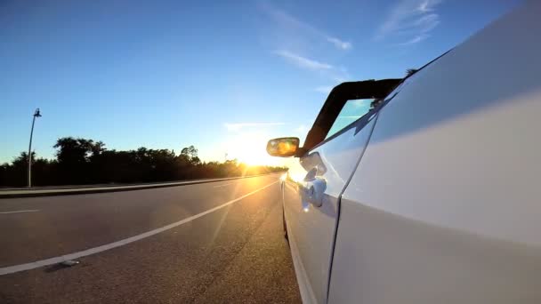 Viaje por carretera en coche cabriolet de lujo — Vídeos de Stock