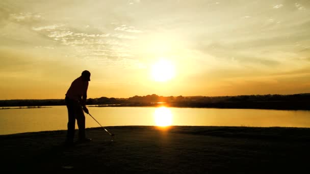 Jogador de golfe masculino jogando golfe — Vídeo de Stock