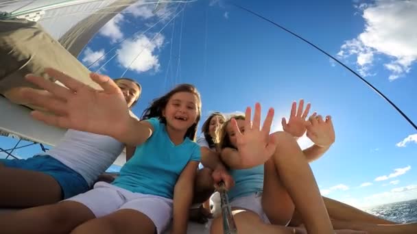 Parents avec filles s'amuser sur yacht — Video