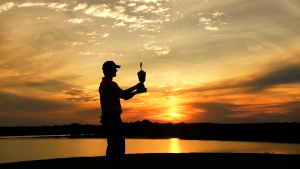 Jogador de golfe profissional comemorando sua vitória — Vídeo de Stock