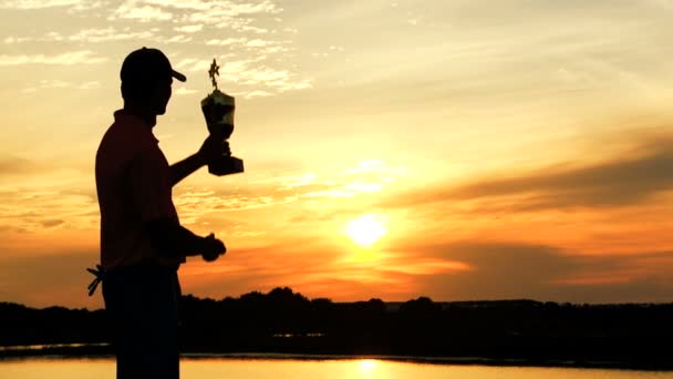 Professional golf player celebrating his victory — Stock Video