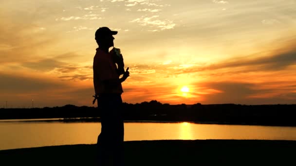 Profesionální golfový hráč slaví vítězství — Stock video