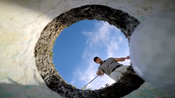 Jogador de golfe masculino jogando golfe — Vídeo de Stock