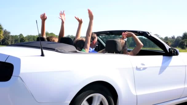 Família vai de férias em carro cabriolet — Vídeo de Stock