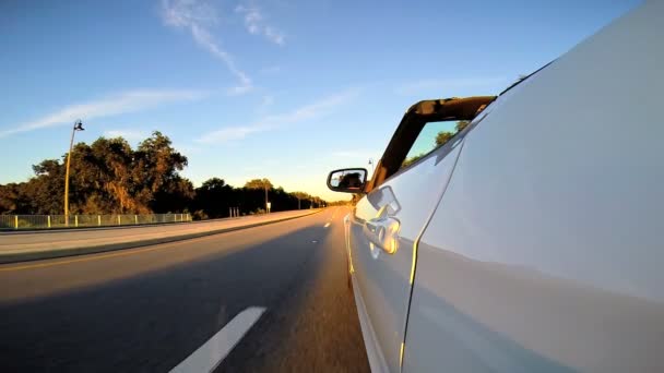 Viaje por carretera en coche cabriolet de lujo — Vídeos de Stock