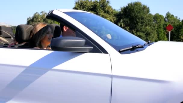 Aile tatil cabriolet arabada oluyor — Stok video