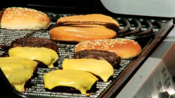 BBQ utomhus i hemmet trädgården — Stockvideo