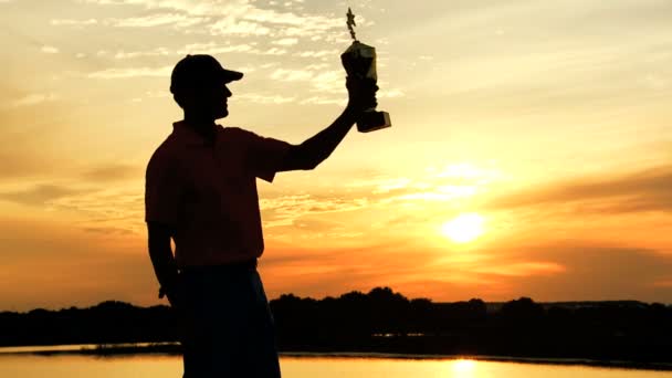 Profesionální golfový hráč slaví vítězství — Stock video