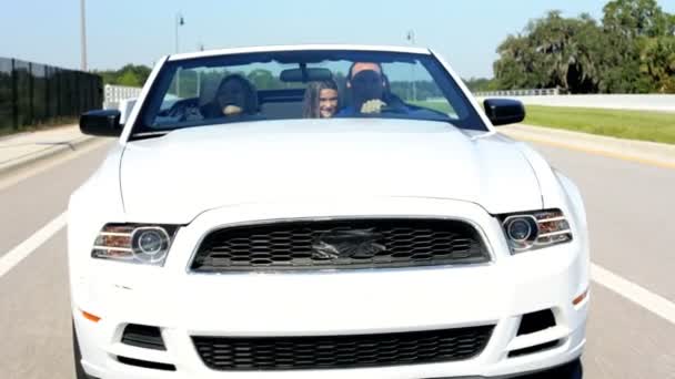 Familia de vacaciones en coche cabriolet — Vídeos de Stock