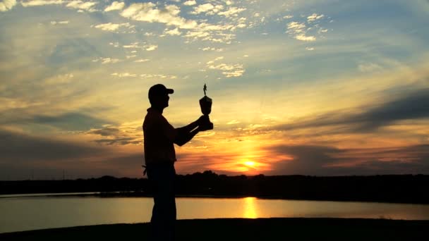 Giocatore di golf professionista che celebra la sua vittoria — Video Stock