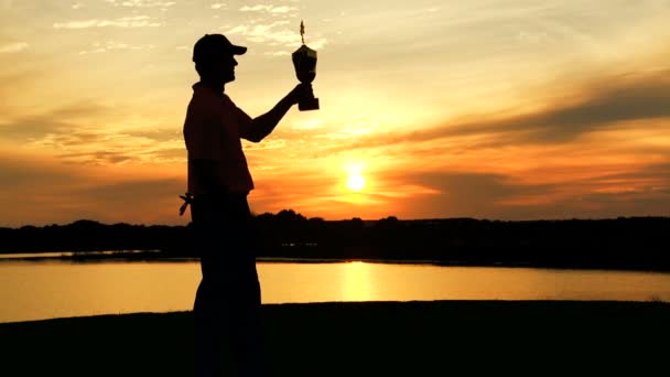 Профессиональный игрок в гольф, празднующий свою победу — стоковое видео