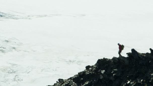 Ορειβάτης ταξιδεύει στα βουνά παγετώνα Αλάσκα — Αρχείο Βίντεο