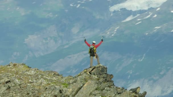 Alpiniste voyage sur les montagnes du glacier Alaska — Video