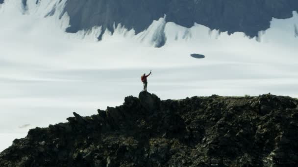 Arrampicatore viaggia sulle montagne ghiacciaio dell'Alaska — Video Stock