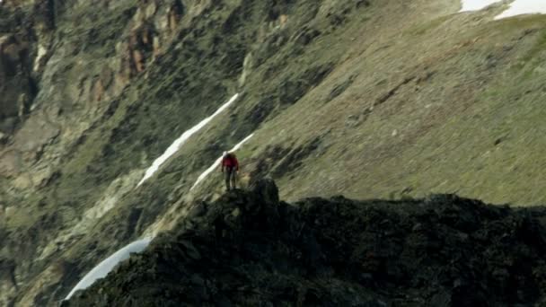 Escalador viagens no Alasca geleira montanhas — Vídeo de Stock