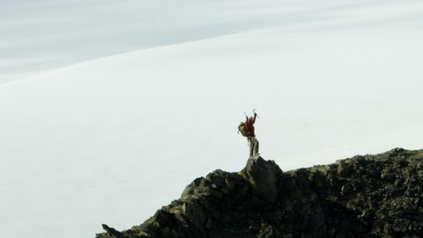 Klättrare reser på Alaska Glaciär berg — Stockvideo
