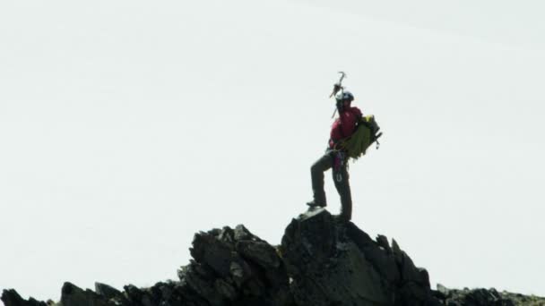 Arrampicatore viaggia sulle montagne ghiacciaio dell'Alaska — Video Stock