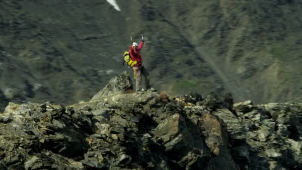 Escalador viaja por montañas glaciares de Alaska — Vídeo de stock