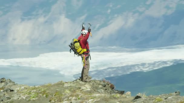 Escalador viaja por montañas glaciares de Alaska — Vídeo de stock