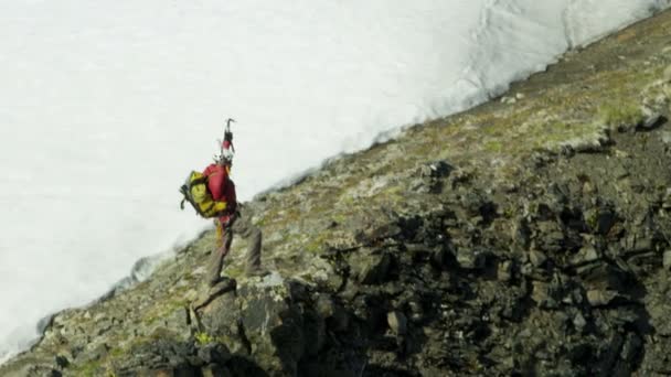 Escalador viaja por montañas glaciares de Alaska — Vídeo de stock