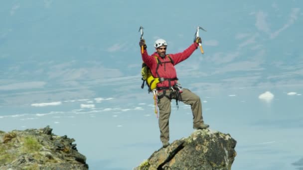 Escalador viaja por montañas glaciares de Alaska — Vídeo de stock