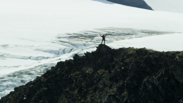 Klättrare reser på Alaska Glaciär berg — Stockvideo